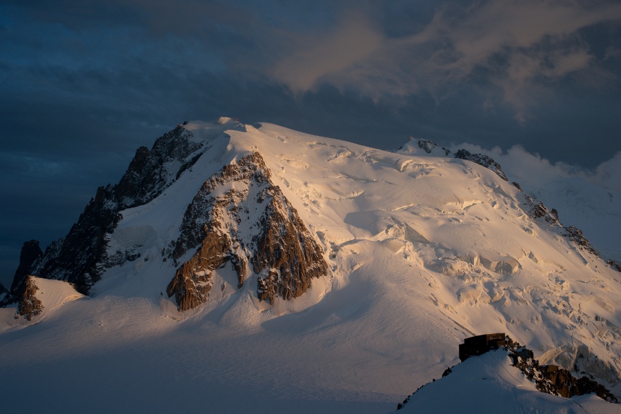 Mont Blanc du Tacul w promieniach zachodzÄ…cego sÅ‚oÅ„ca.